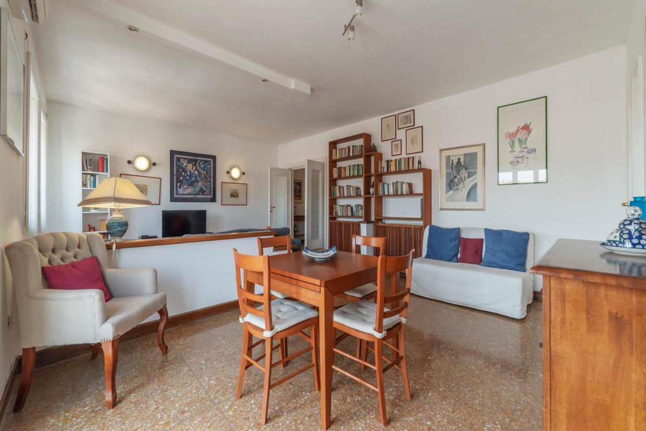Roomy And Bright Apartment With Terrace ローマ エクステリア 写真