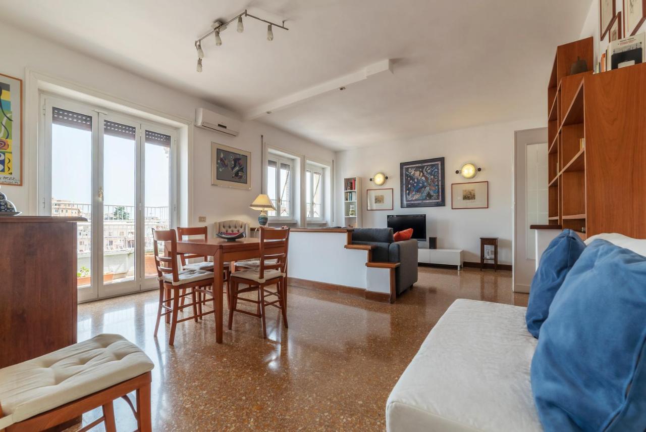 Roomy And Bright Apartment With Terrace ローマ エクステリア 写真