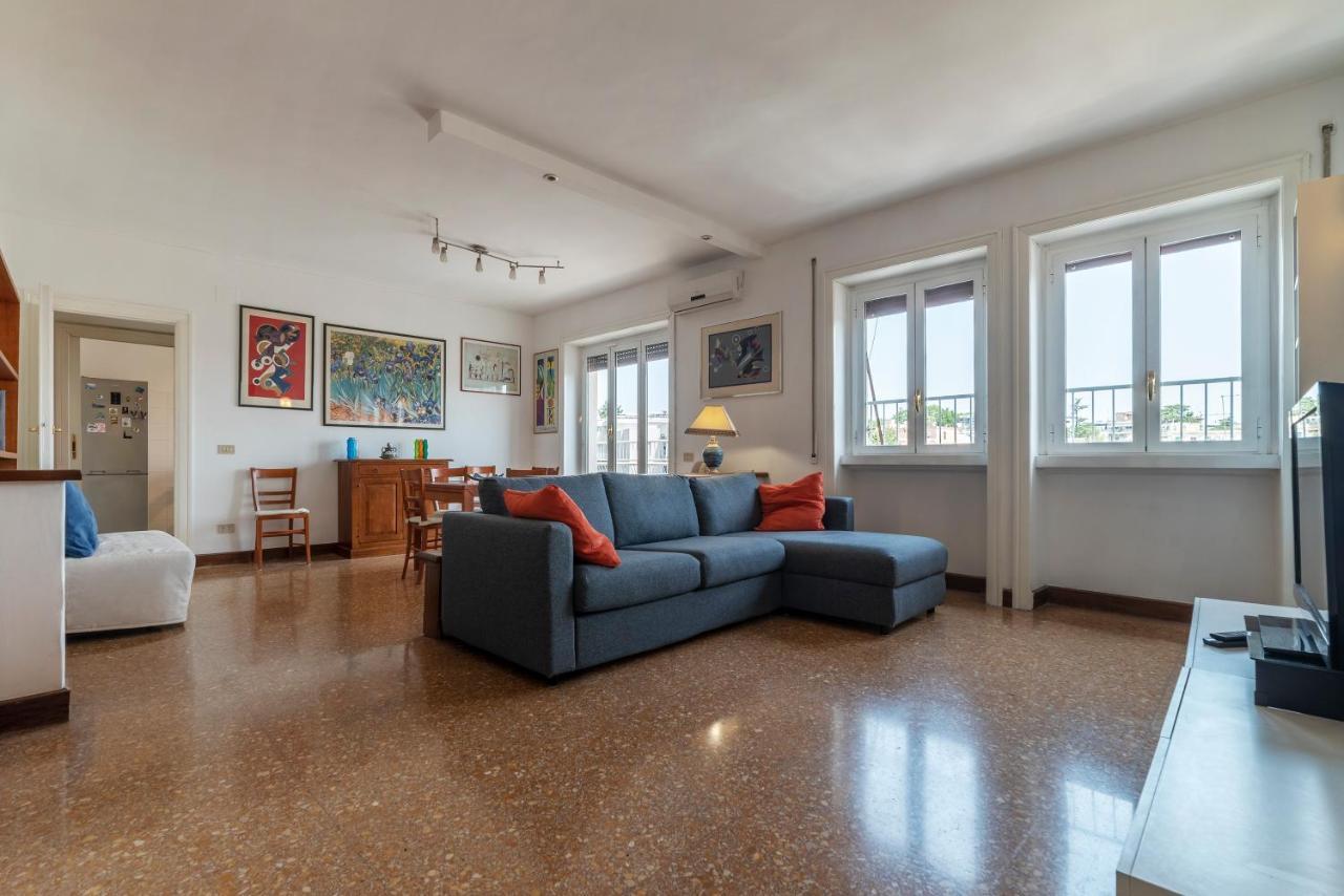 Roomy And Bright Apartment With Terrace ローマ エクステリア 写真