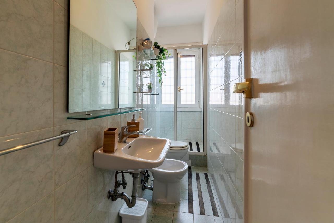 Roomy And Bright Apartment With Terrace ローマ エクステリア 写真